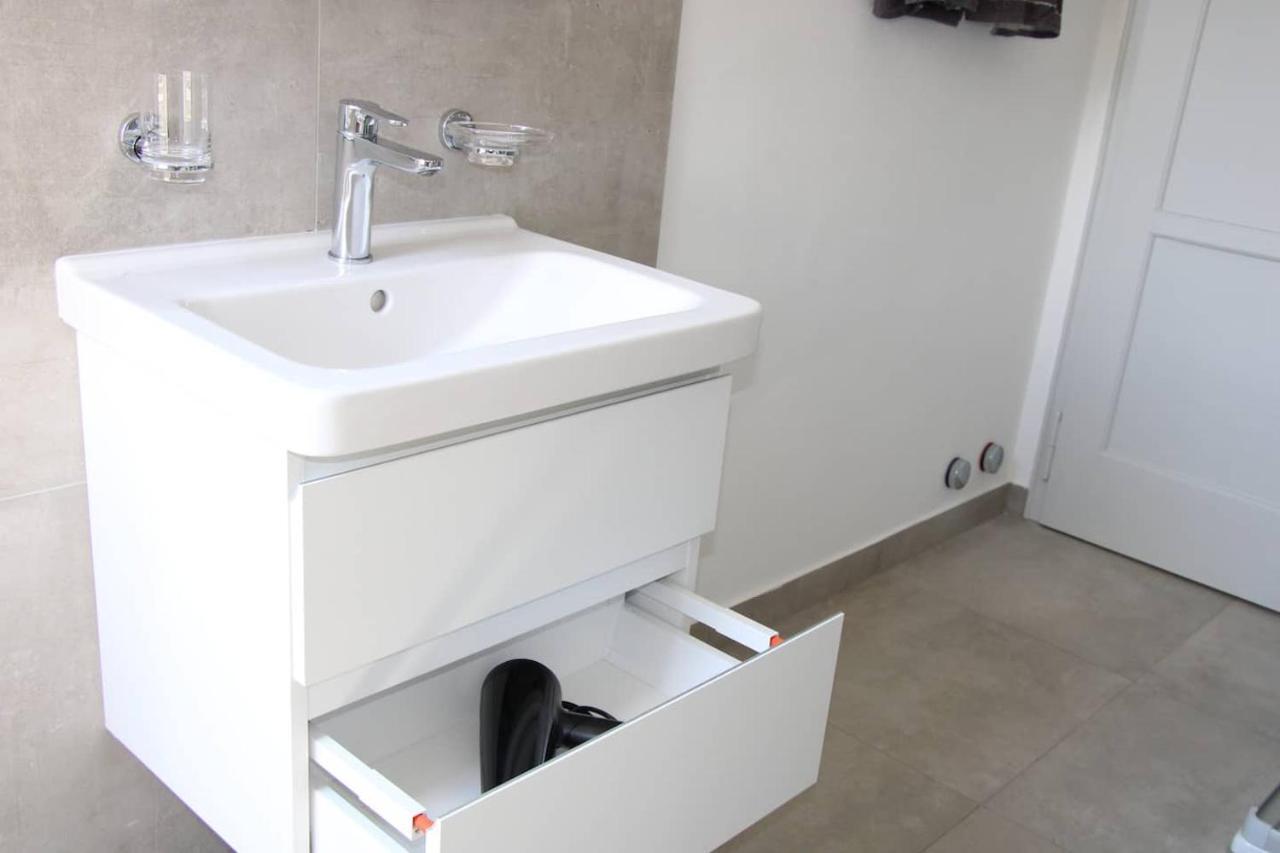 New & Modern Apartment With Beautiful Lake View! Lugano Esterno foto